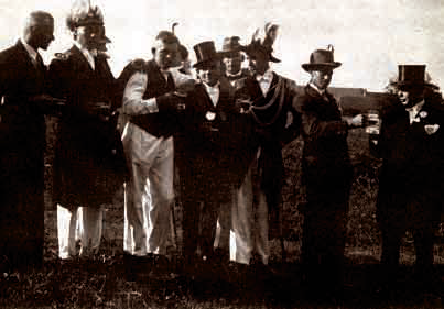 Die Männer der ersten Stunde. Von links: Wilhelm Dirkmann, Heinrich Strohmann, Alfons Rumphorst, Adolf Stermann, der König Seppel Hinnemann, Anton Bertelmann, Clemens Pelster sen., Gerhard Tiggemann und der erste Vorsitzende Aloys Rohmann.