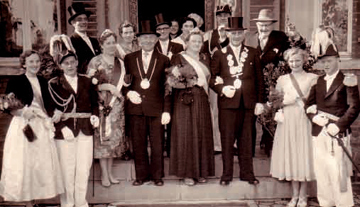 Das Kaiserpaar (links) und das Königspaar im Jubeljahr 1957.