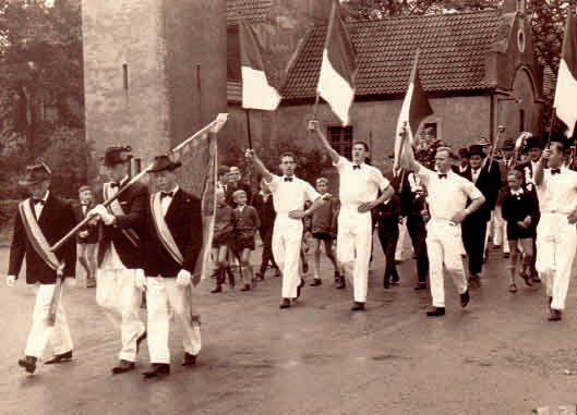 Abmarsch zur Vogelstange. Die Fahnenträger von links: Josef Wilmer, Heinz Horstmann und Josef Pelster. Die Fahnenschläger von links: Werner Budde, Franz-Josef Woestmann, Bernhard Schildkamp und Heinrich Hankmann